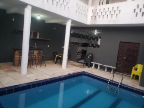 Quartos em casa com piscina e churrasqueira